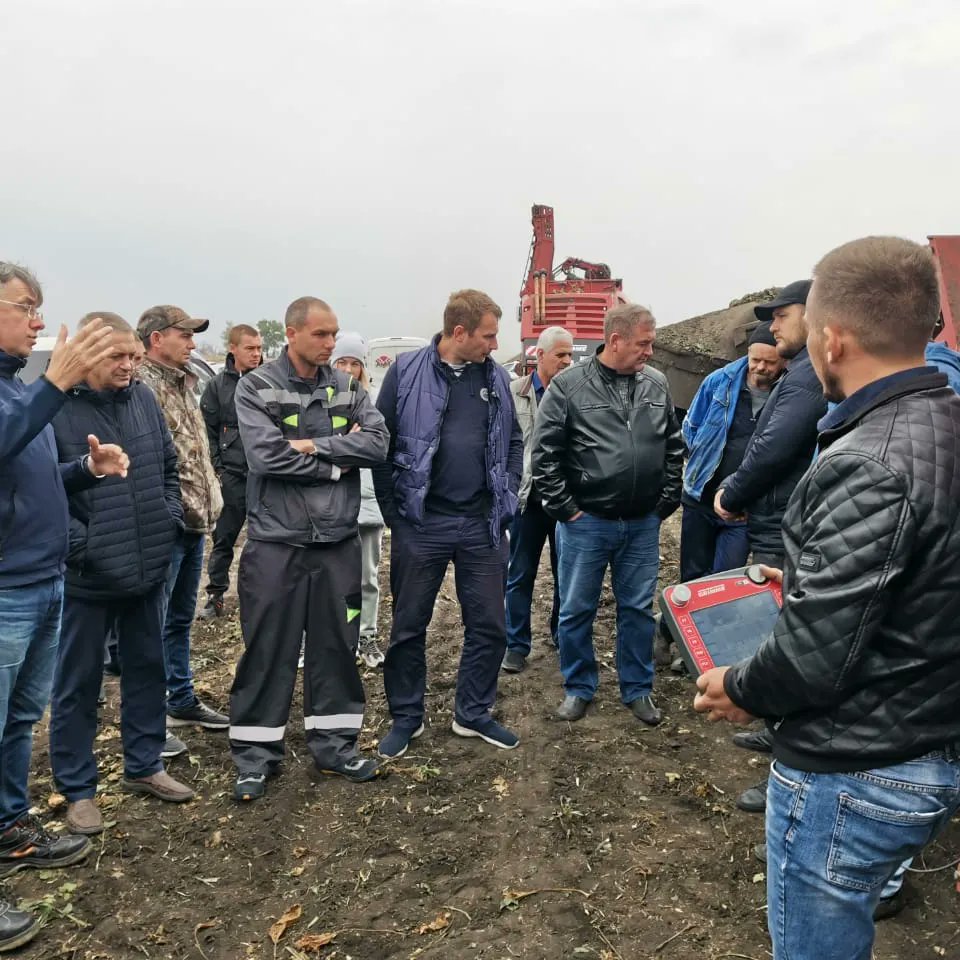 AMT_Chernozemie's tweet photo. 8 сентября 2022 года обучение по управлению и регулировке самоходными свеклоуборочными комбайнами GRIMME REXOR 630 вышло на новый уровень! Получение теоретических знаний за партой в классе важно,но получение практического опыта в полевых условиях- это бесценно! 
#GRIMME https://t.co/2oZMpC27O6