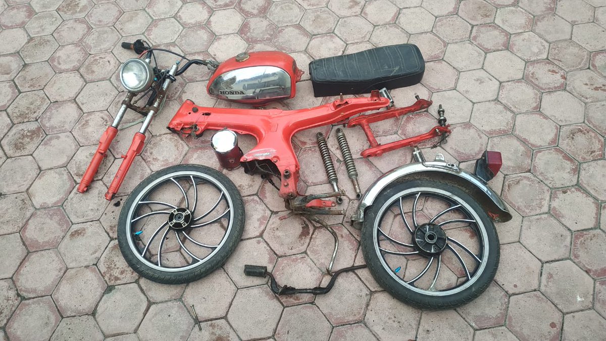 Shirolupat's tweet photo. Dari Bangkai Jadi Kere. Eh Kece.. Honda Berhala Dua. Masih on progres. https://t.co/1yZxzf1PqG