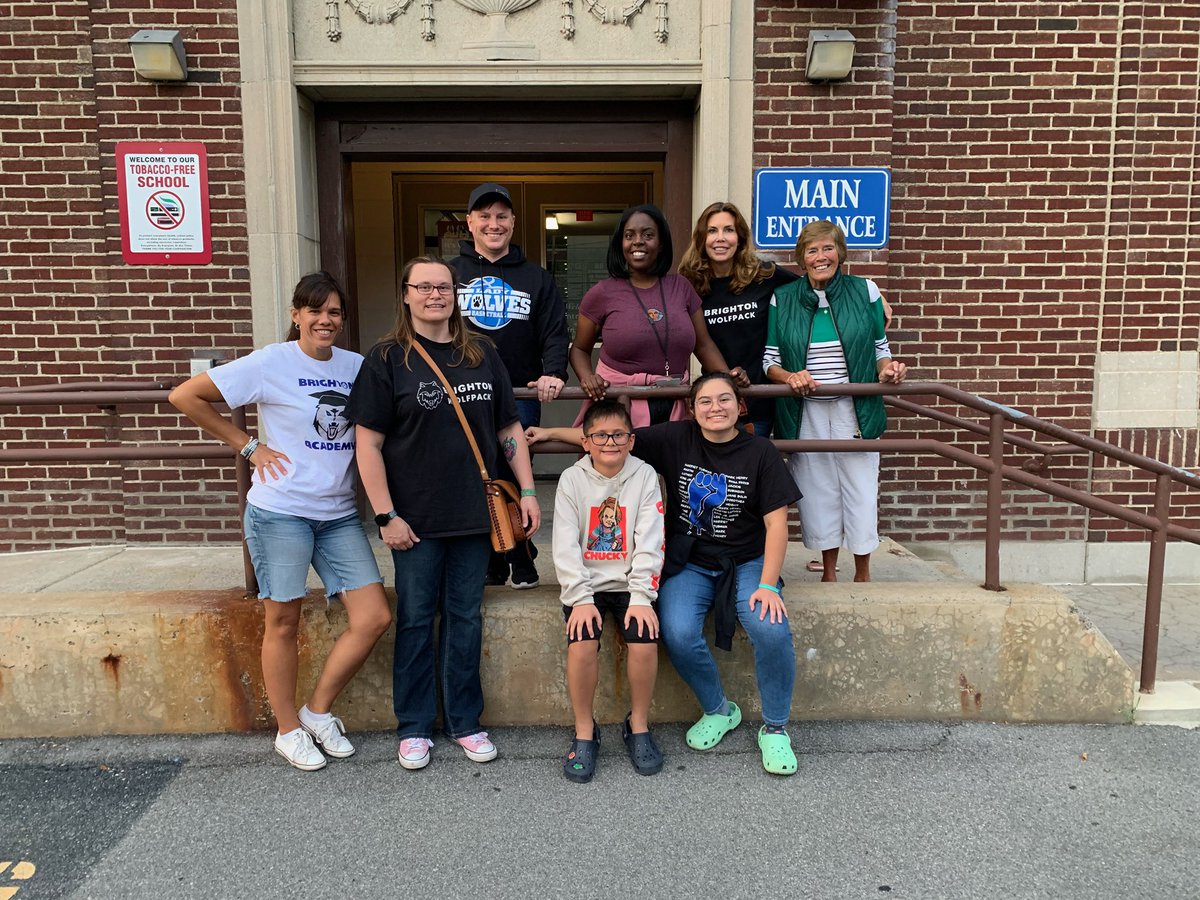 BrightonSCSD's tweet photo. Yesterday, @BrightonSCSD had the opportunity to raise funds for our school community by selling parking spots in the central office parking lot for the Elton John concert that took place. Thanks to our wondrous staff and their families came out to support! @SyracuseSchools https://t.co/QKBkvHZPsu