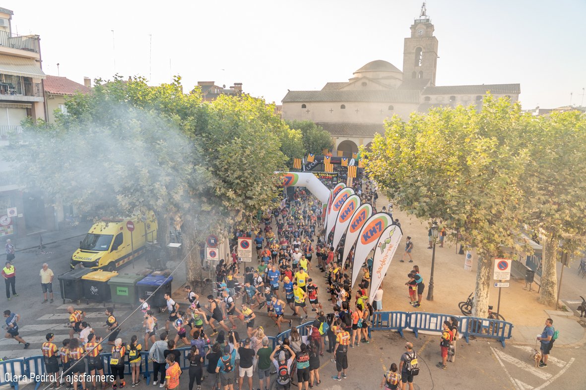 AjSCFarners's tweet photo. 🏃 1.400 participants han pres part aquest cap de setmana a la 8a cursa Pa amb Tomàquet, que recuperava el format d'inici i final a la plaça Farners de #SantaColomadeFarners https://t.co/3YakyIiD52