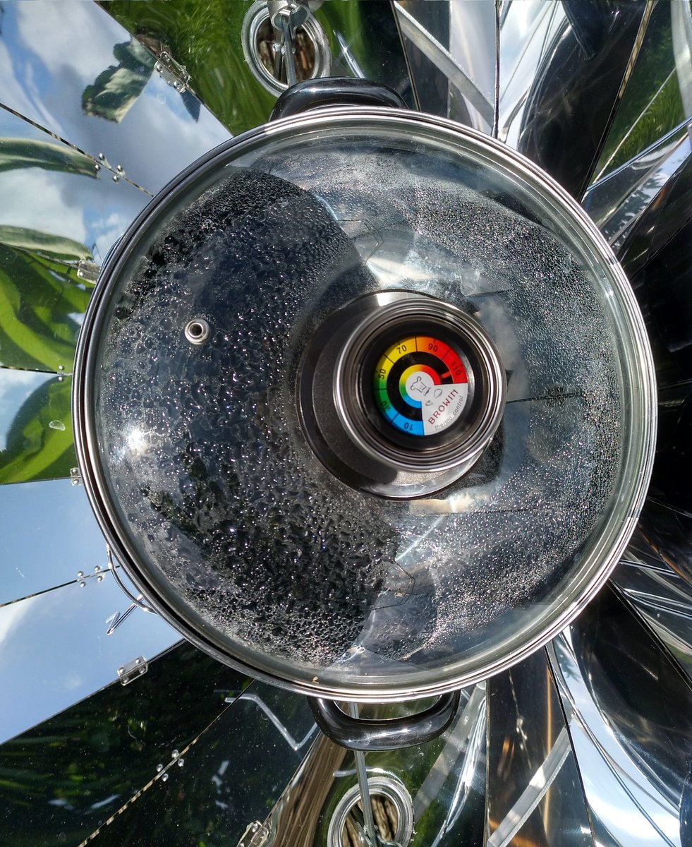 alemana1978's tweet image. Immer wieder Wolken, die die Sonne verdecken aber für 4l kochendes Wasser hat es trotzdem gereicht. 
Nachher gibt's selbstgemachten Eistee.😎
Die Eiswürfelmaschine produziert schon eisige Würfel mit Sonnenstrom.
#Solarkocher #solarcooker