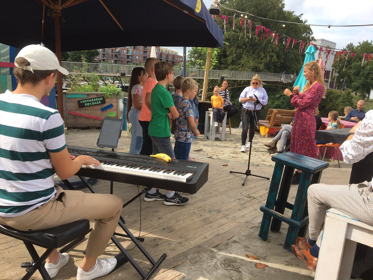 Met een kleine afvaardiging deed ons Kinderkoor Konstantijn vandaag mee aan Open Monumentendag. Eerst bij het Rietveldhuis aan de Willemskade, daarna op het Stadsstrand. Klein maar zeker heel fijn! Met dank aan het Rietveldhuis en  Blue Bayou voor de bijzondere locaties!