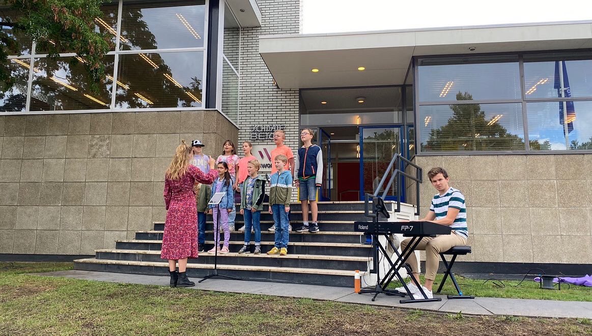 JSOVuurvogel's tweet photo. Met een kleine afvaardiging deed ons Kinderkoor Konstantijn vandaag mee aan Open Monumentendag. Eerst bij het Rietveldhuis aan de Willemskade, daarna op het Stadsstrand. Klein maar zeker heel fijn! Met dank aan het Rietveldhuis en  Blue Bayou voor de bijzondere locaties! https://t.co/4JtbujhgRx