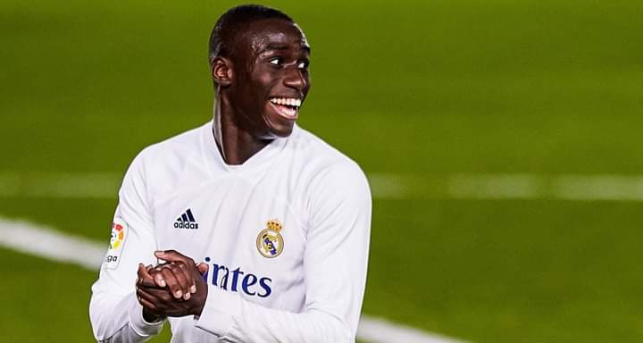 PapaAdo225's tweet photo. Nominé dans la catégorie des joueurs ayant les plus grands ma'rabouts

Comment ce gars s'est retrouvé au Real Madrid ? https://t.co/Y88IxnskQ4