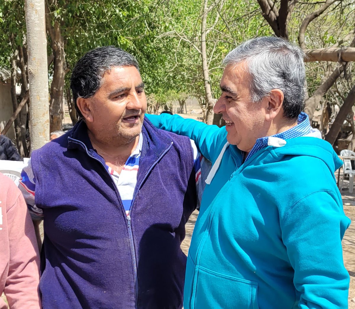 alfarogerman's tweet photo. Los vecinos de Los Gómez no ven progreso en su localidad. Es una vergüenza que para llegar a este lugar haya que recorrer 27 km en un camino de tierra. Esto perjudica a que los productores que tienen que sacar sus cosechas, a los jóvenes que deben ir a estudiar y a los vecinos. https://t.co/uoVPdSOyDs
