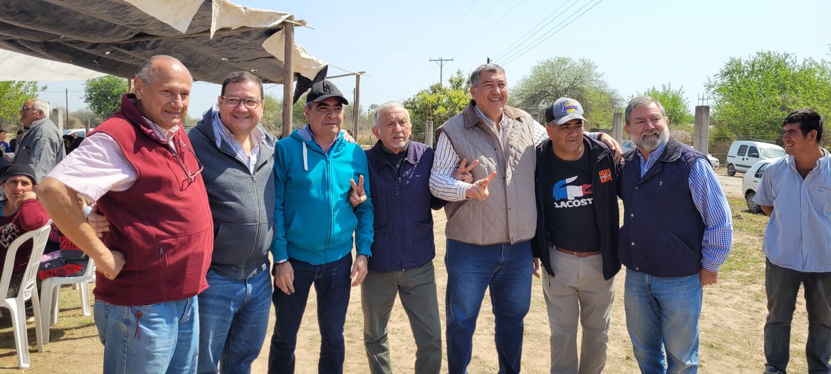 alfarogerman's tweet photo. Los vecinos de Los Gómez no ven progreso en su localidad. Es una vergüenza que para llegar a este lugar haya que recorrer 27 km en un camino de tierra. Esto perjudica a que los productores que tienen que sacar sus cosechas, a los jóvenes que deben ir a estudiar y a los vecinos. https://t.co/uoVPdSOyDs