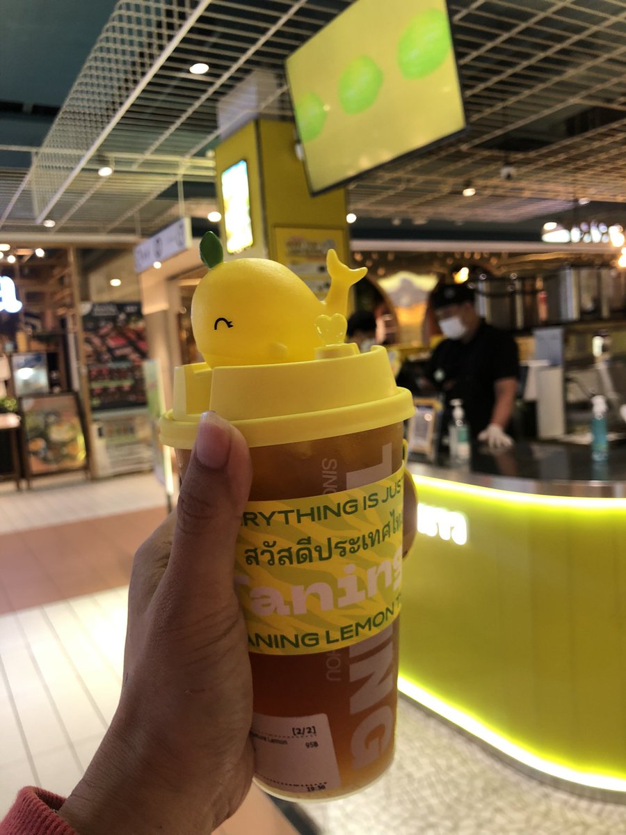 เรา: ชามะนาวแก้วเล็กค่ะ
พนง : สั่งสองแก้วได้ปลาวาฬนะครับ
เรา: ปลาวาฬ! ปลาวาฬอะไร!
พนง //เปิดเก๊ะ หยิบ บีบ ปิ๊บบบบบบ
เรา: (-’๏_๏’-) ชามะนาว 2 แก้วก่ะ…
พนง: หึ.. (//คิดในใจ อ่อนหัด!!!)