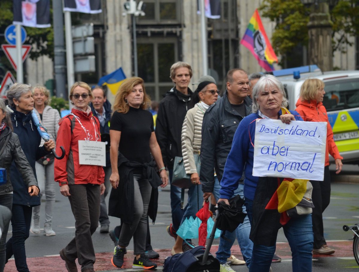InfoportalDUS's tweet photo. Die rechtsoffenen Anhänger*innen der „APO Düsseldorf“ bemühen sich gelegentlich um Distanz zu Neonazis u. Reichsbürgern.

Seit Juli finden parallel zu den „APO“-Demos kleinere Versammlungen ähnl. Inhalts aus dem Kreis d. extrem rechten „Corona Rebellen Düsseldorf“ statt. #dus1009 https://t.co/7PO734r78C