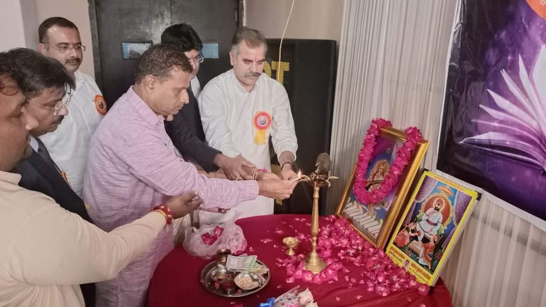 mahenderINC's tweet photo. #श्रीगंगानगर , होटल विक्रमादित्य में ,,,,
#INTOS - Intellectual group of sain ' s 
( #सैन_समाज_के_बुद्धिजीवियों_का_समूह )
 तत्वाधान में एक दिवसीय सेमिनार में बतौर मुख्य अतिथि शिरकत कर लगाई हाजरी एवं संबोधित किया। https://t.co/kyC8ozDmj5