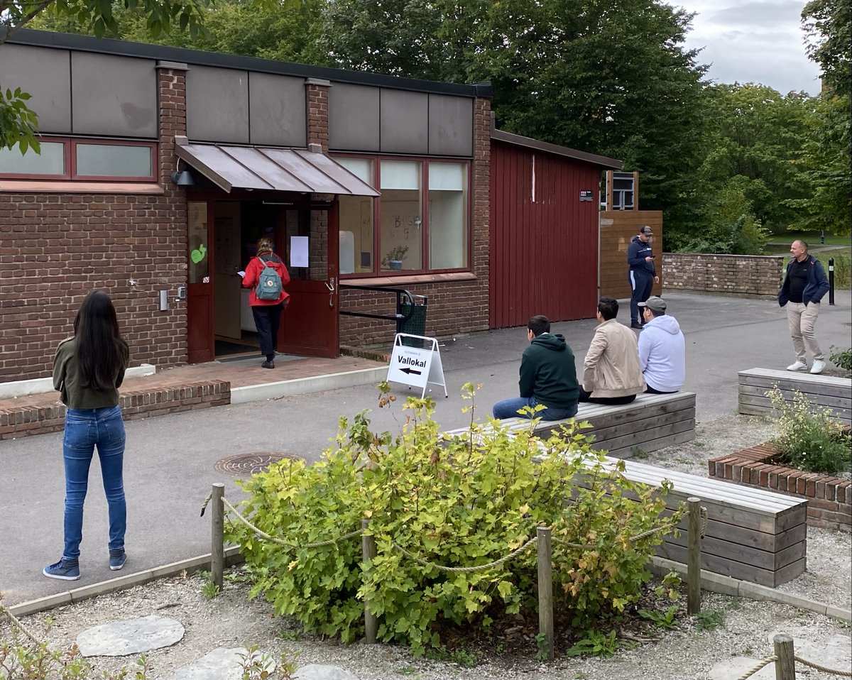 Valet är i full gång. På flera håll har det varit köer, så räkna med att röstandet kan ta tid.
Förtidsröstningen pågår på Nova Lund fram till klockan 17 och på Stadsbiblioteket fram till klockan 20. Övriga 82 vallokaler har öppet till klockan 20. lund.se/nyheter/nyhete…