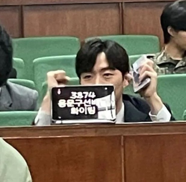 no_die_keep_go's tweet photo. ㅋㅋㅋㅋㅋㅋㅋㅋㅜㅜ 횡령하고 4년형 받은 노승환 항소심하는데 뒤에서 요지랄로 화면 띄워놓은 장선오랑 씨발 하지 말라고 ㅜㅜ~ 하면서 화면 손으로 가리는 노공주... 그리고 김요한이 학장이라 생각보다 빵에서 잘 살고 있는 노승환 ㅎ
          1128
          노승환 차장님
          화이팅 https://t.co/rpHyZYKMH3