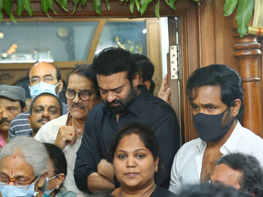 TeamPrabhasOffl's tweet photo. AshwiniDutt garu &amp; Vishnu garu 🙏 https://t.co/kBLK8V64Ei