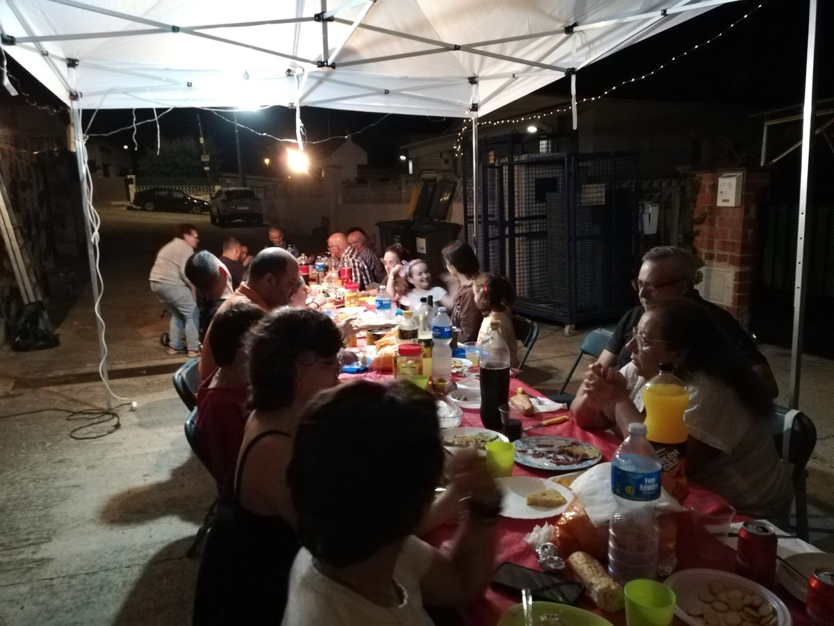 aappelfresno's tweet photo. #festamajor #festamajor2022 #ElFresno #Vacarisses Sopar de germanor entre el veinat. Balls per totes les edats, karaoke, disco, premis i diversió. Hasta el 2023 vecinos!! El año que viene más y mejor. GRACIAS!!! 🏡🥳🥳🎉 https://t.co/rStgOCig7U