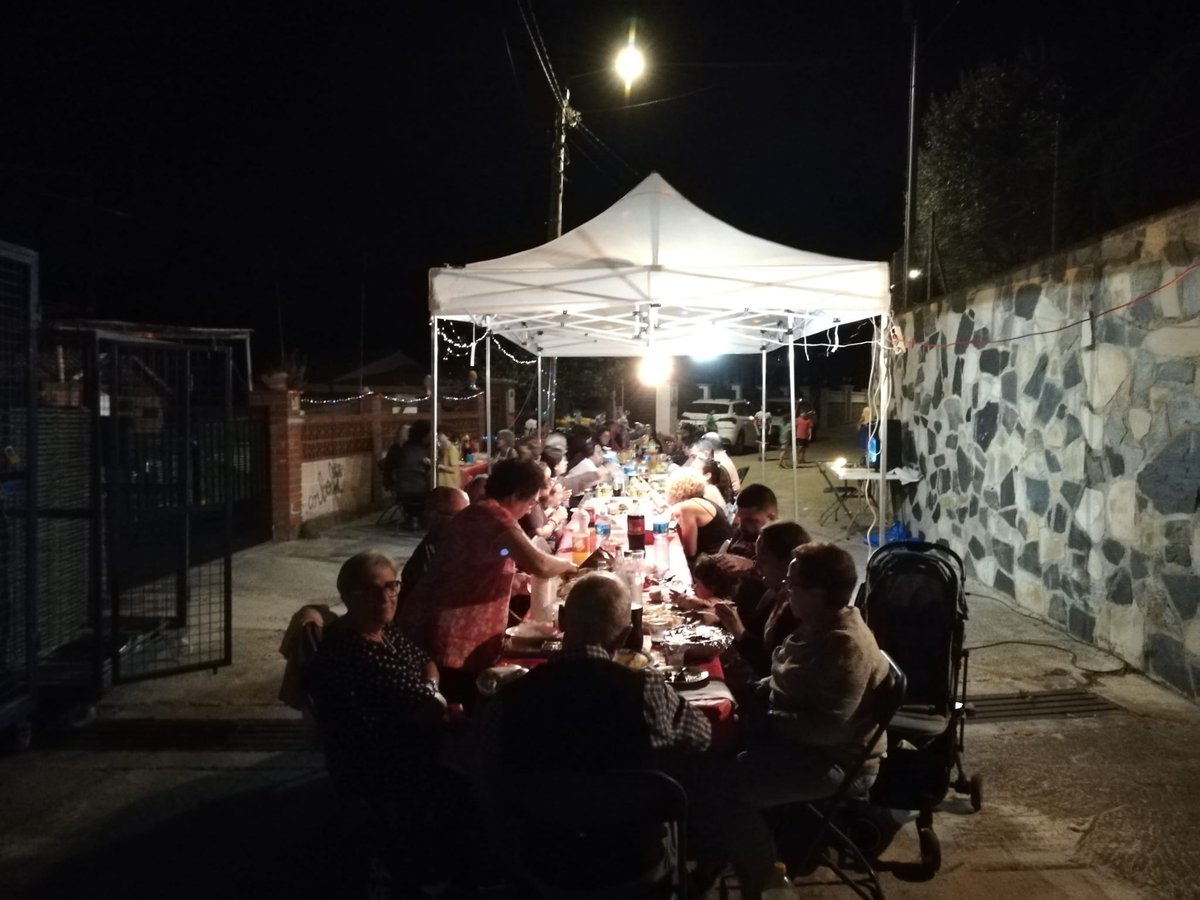 aappelfresno's tweet photo. #festamajor #festamajor2022 #ElFresno #Vacarisses Sopar de germanor entre el veinat. Balls per totes les edats, karaoke, disco, premis i diversió. Hasta el 2023 vecinos!! El año que viene más y mejor. GRACIAS!!! 🏡🥳🥳🎉 https://t.co/rStgOCig7U