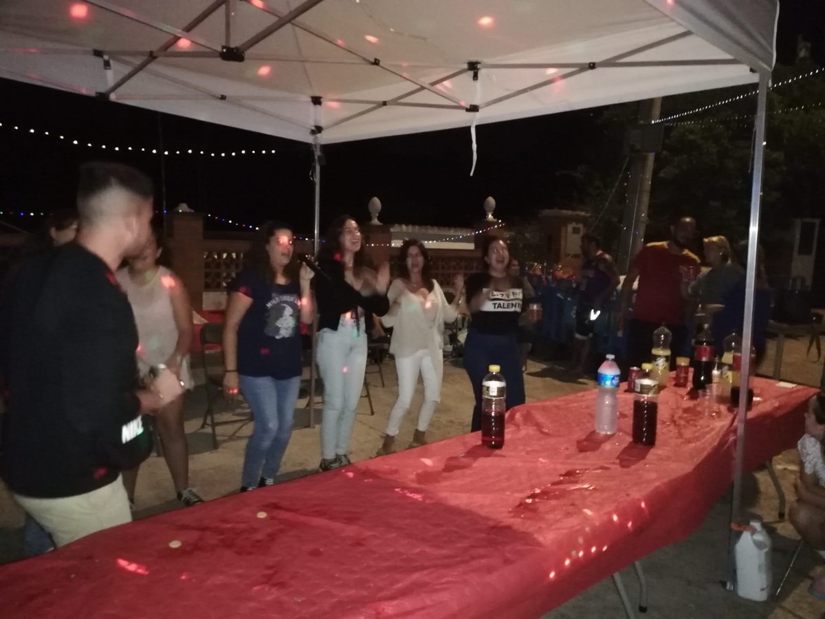 aappelfresno's tweet photo. #festamajor #festamajor2022 #ElFresno #Vacarisses Sopar de germanor entre el veinat. Balls per totes les edats, karaoke, disco, premis i diversió. Hasta el 2023 vecinos!! El año que viene más y mejor. GRACIAS!!! 🏡🥳🥳🎉 https://t.co/rStgOCig7U