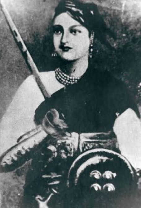 BattaKashmiri's tweet photo. Their Queen                      Our Queen https://t.co/EOTjNe3jF9