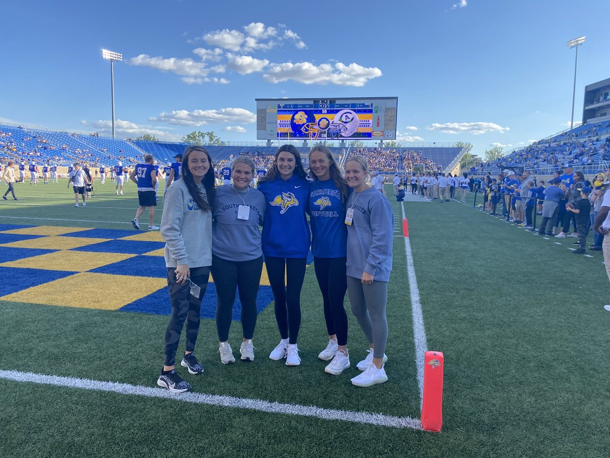 MiaBuske's tweet photo. Thank you so much @GoJacksSB for such an amazing unofficial visit! It was such an amazing experience to see all that SDSU has to offer! #GoJacks Thank you @KristinaMcSwee6 @Bgomezolson @JoshBertke for this amazing opportunity! I had such a fun day! https://t.co/Hf8wBt3Igd