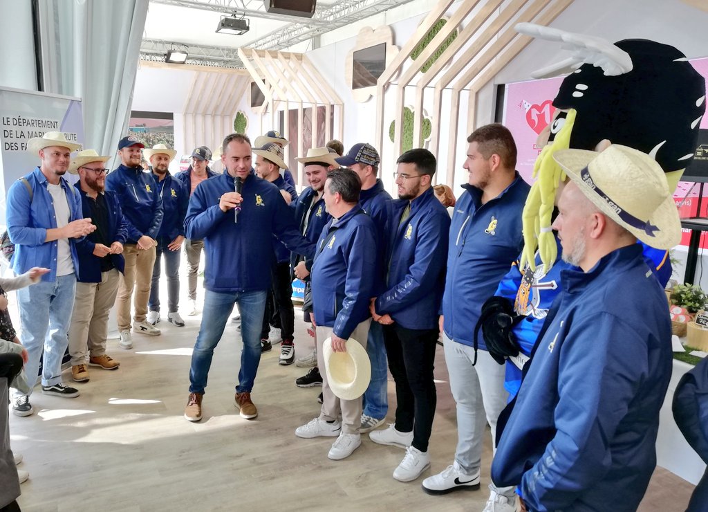 DptMarne's tweet photo. L'équipe de @hockeychalons nous a rendu visite, l'occasion pour le coach Juraj Sadlon de présenter au public et aux producteurs et artisans #MadeInMarne les joueurs au grand complet https://t.co/tInVe335wP