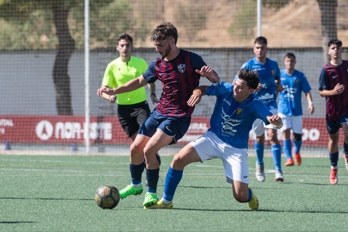 FundAlcoraz's tweet photo. 🔥 ¡DEBUT CON VICTORIA!

Partido intenso ante un gran rival, donde el calor ha afectado en el juego. Se ha visto a unos oscenses con falta de eficacia. ¡Desear lo mejor al Fraga en esta temporada!

✅ #LigaNacional
SDH Juvenil B 1️⃣-0️⃣ @udfraga 
⚽️ Nico Fontán.

#CanteraSDH 🔵🔴 https://t.co/zxh8jrncUX