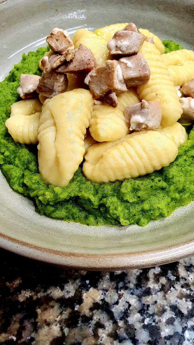 Canvetto's tweet photo. Gnocchi di patate con crema di zucchine e tonno, per i gusti particolari. #labaita #grotto #ticino #magadino #lagomaggiore #switzerland #gnocchi #tonno https://t.co/yhVwqj9XrN