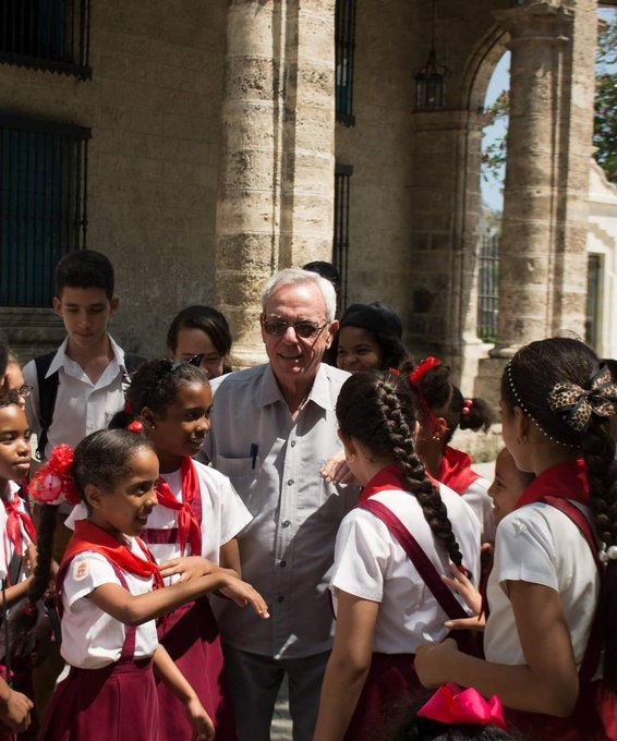 #Maestro, los educadores y estudiantes te recordamos en tu 80 cumpleaños.  Hiciste tanto por la Educación del pueblo #LealesALeal #Cuba #CubaViveYTrabaja #CódigoSí