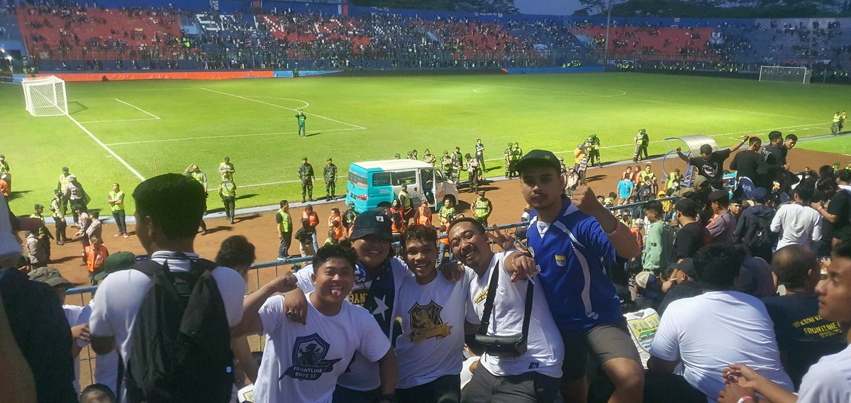 Resiko awayday apalagi bubble match gini, lempar jumrah pasti ada

Tetep salut karena 90% aremania sambut kita dengan baik panpel sama polres mereka juga keren , yg lebih keren bobotoh nu arindit dan kompak menjaga sesama

Forever Young Forever Persib