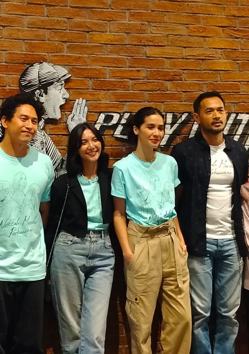OmOmNonton (@omomnonton) on Twitter photo Sore tadi OmMin berkesempatan menghadiri Special Screening #NoktahMerahPerkawinan 
Kesan OmMin selesai menonton film adaptasi dari sinetron fenomenal jaman Om masih kinyis2 ini? 
BAGUUUUSSS! 👍👍 (2 jempol)
Bisa dibilang ini adaptasi yg berhasil dgn unsur2 kekinian yg relevan. Sore tadi OmMin berkesempatan menghadiri Special Screening #NoktahMerahPerkawinan 
Kesan OmMin selesai menonton film adaptasi dari sinetron fenomenal jaman Om masih kinyis2 ini? 
BAGUUUUSSS! 👍👍 (2 jempol)
Bisa dibilang ini adaptasi yg berhasil dgn unsur2 kekinian yg relevan.