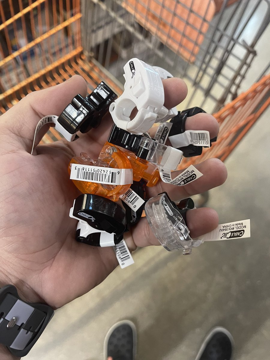 Ceking2081's tweet image. The future of cable holders? #it #customsetup #build #computersetup