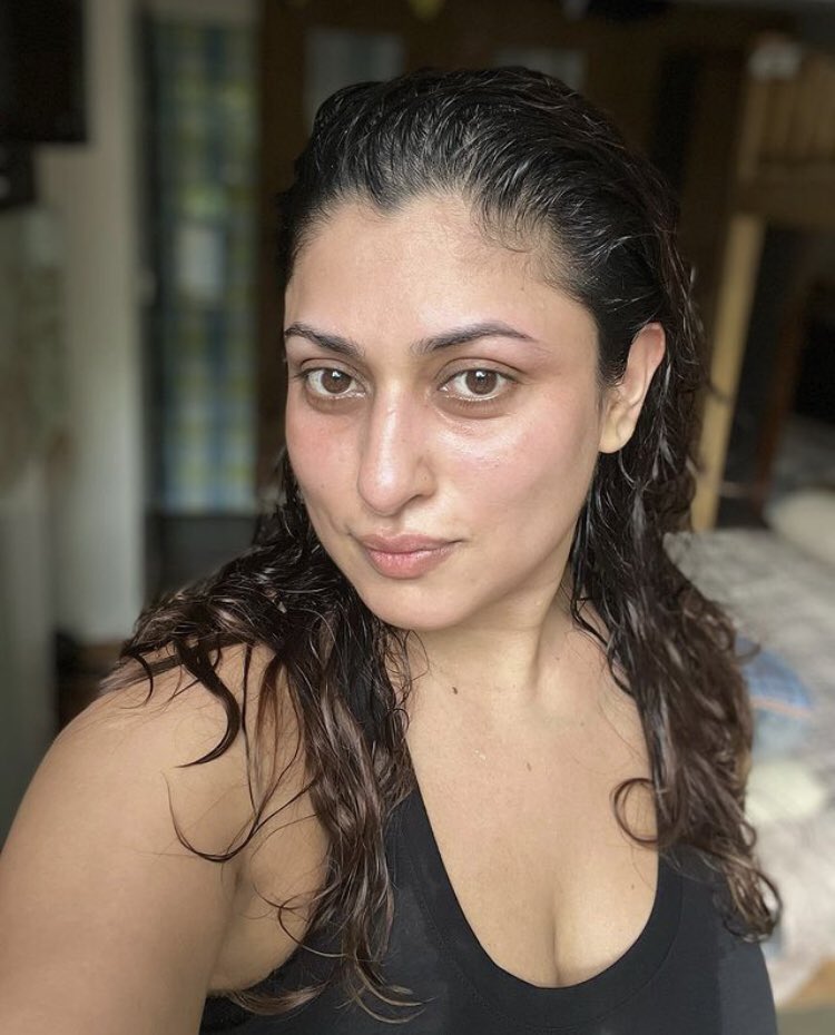 raailaxmiarmy's tweet photo. @therealmalavika #malavika #clevage #boobshow https://t.co/7XaQe3pgl2