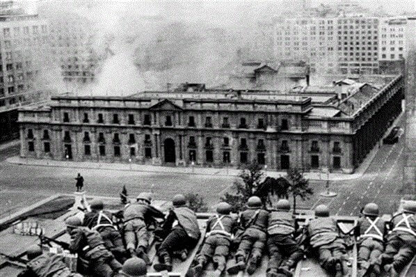 wallanderviking's tweet photo. El 11 de septiembre de 1973 un golpe de Estado en Chile destituye a Salvador Allende. Fue orquestado por la CIA con el "Plan Condor" y dirigido por Richard Nixon y Henry Kissinger, utilizando ejecuciones sumarias e instaurando una sangrienta dictadura militar que duró 17 años https://t.co/1JmMZQfZKA