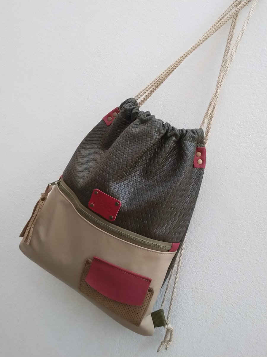 bolsospiely's tweet photo. Necesitas una mochila?? 
Te gustaría participar en su diseño ?
Dispongo de unas pieles maravillosas para personalizarla a tu gusto...
Si te animas, házmelo saber y nos ponemos manos a la obra 😉.
Ésta mochila está disponible.

Reserva 647911077 Ely
#bolsospiely
#mochilas
#Granada https://t.co/pmUKL5gMGD