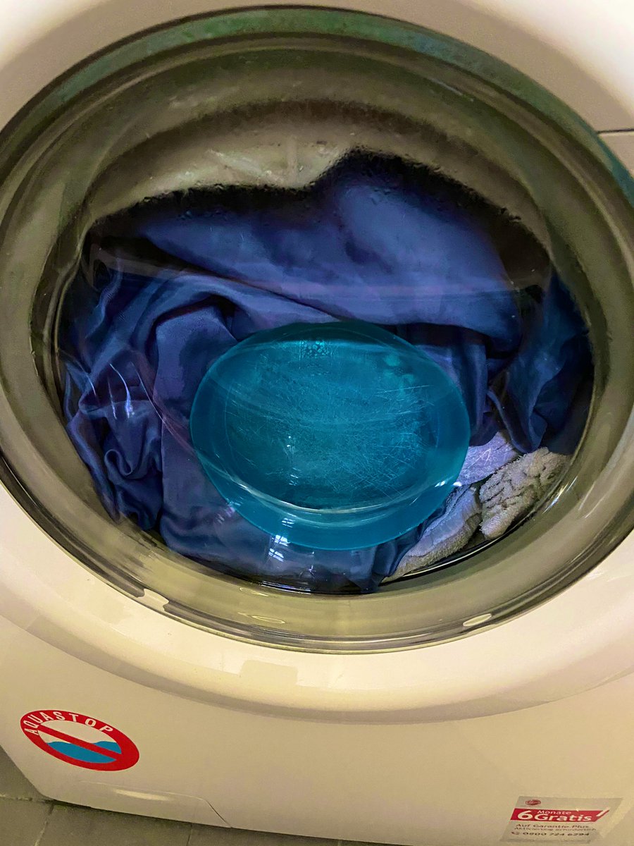 MarielVos's tweet photo. Ik vroeg de 18jarige zijn was in de wasmachine te doen, en zijn vaat in de vaatwasser …. Maar zelfs dat geeft nog problemen #kinderen #jekrijgterzoveelvoorterug https://t.co/KKelM2QAbG