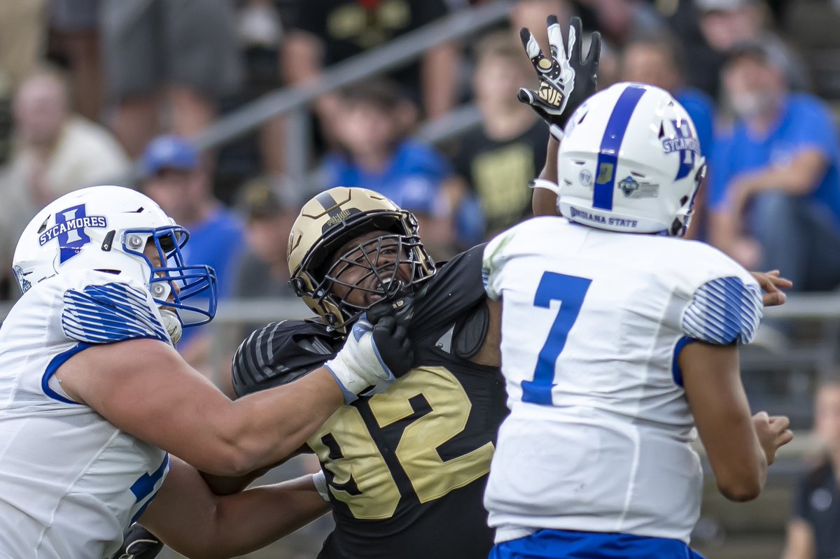 KrockPhoto's tweet photo. 3 WL Football alumni played in yesterday’s Purdue Football vs ISU game - Yanni Karlaftis, Mo Omonode, and Caleb Krockover 

@therealYK_14 @moomonode50 @Caleb_Krockover @WLfootballRDP @BoilerFootball https://t.co/EEH8QaEM5I