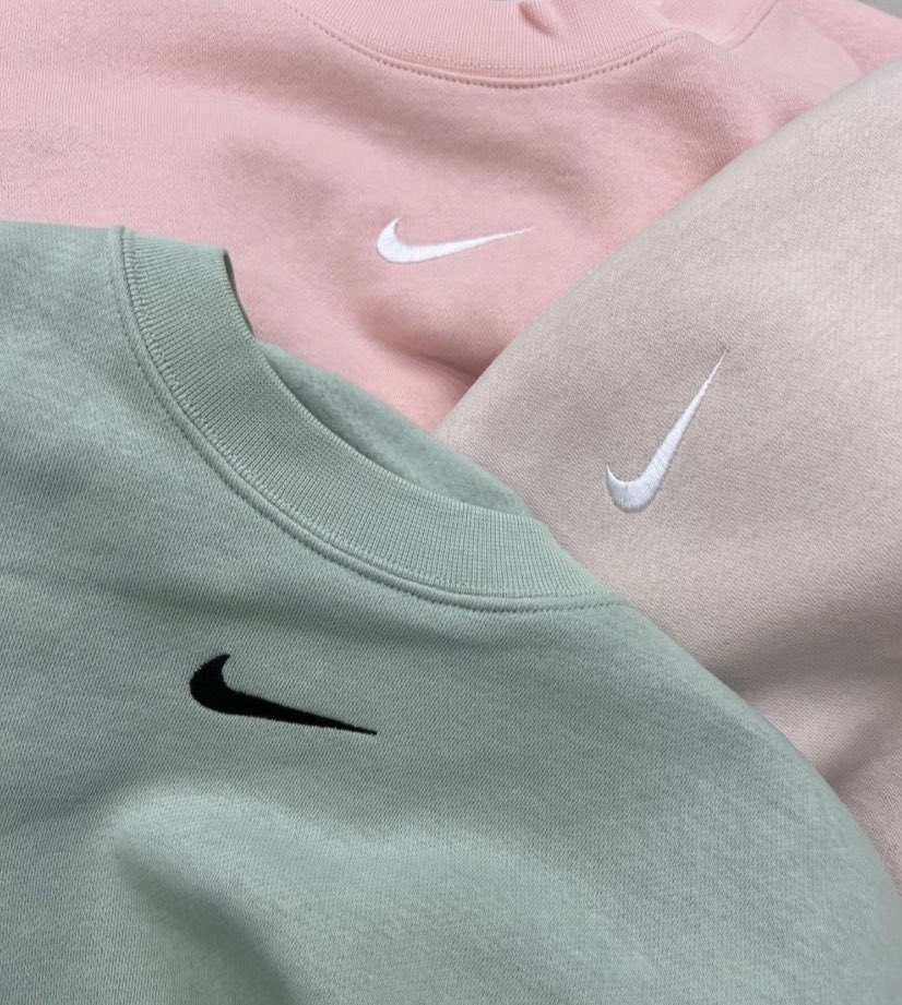 user002902's tweet photo. Nike pastel 🤍🤍🤍 https://t.co/xr4lmXT3ga