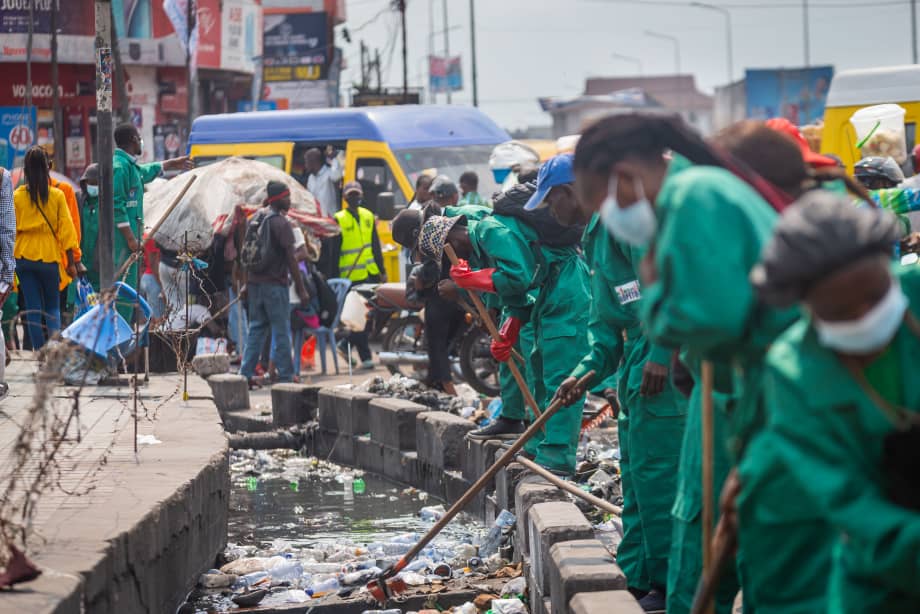 AffsoEt's tweet photo. j'ai lancé les travaux coup de poing (  assainissement et curage des caniveaux) dans toute la Ville de Kinshasa. Tshangu, Lukunga, Funa, Mont Amba, les points phares sont ciblés. Je remercie la population qui accueille et accompagne positivement nos actions @NgobilaM https://t.co/fyjQcc3Ord