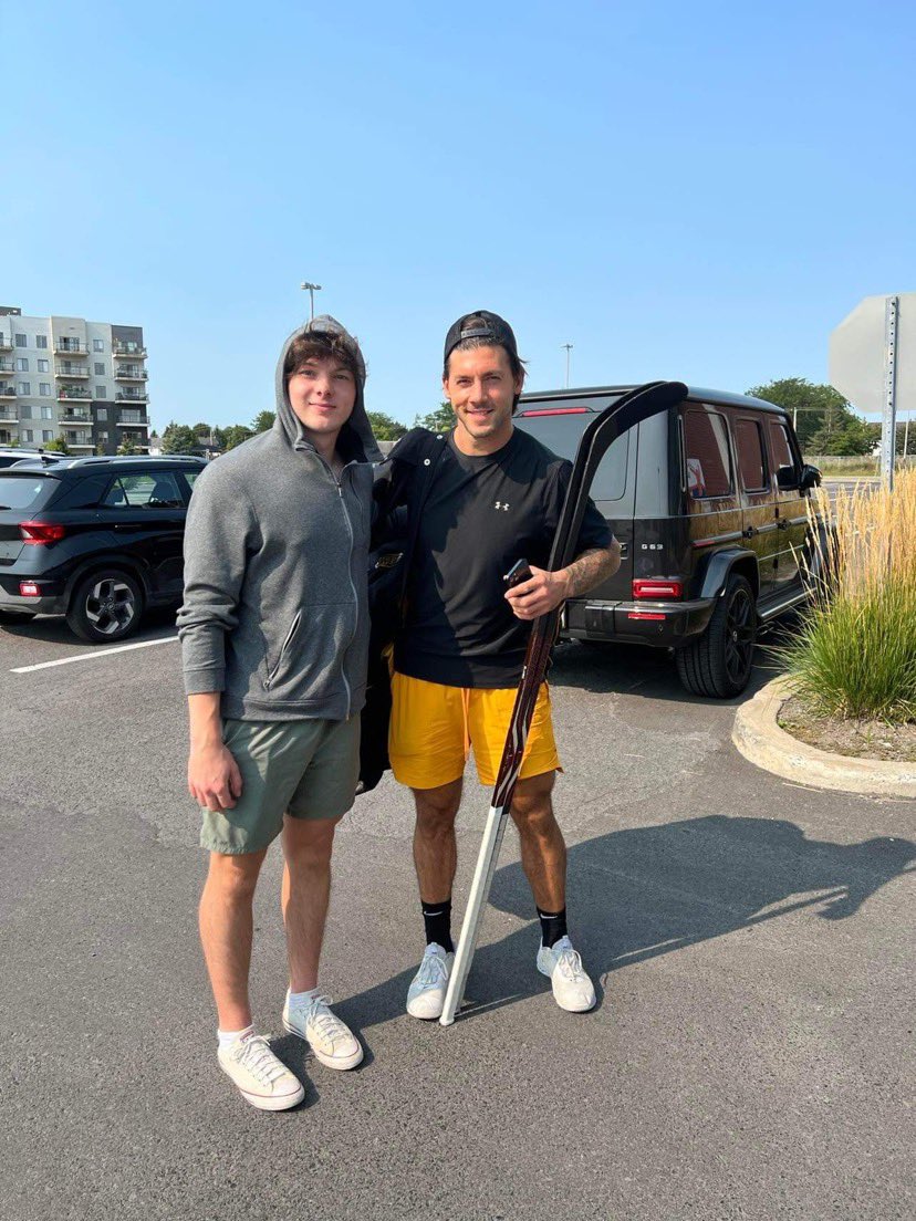 Jennife51983661's tweet photo. My favourite d-man, @OwenSimmons15, with his favourite D-man,Chris Letang. Lucky kid to be so close to the such high end hockey. #hockey #dman #defense #defenceman #montreal #panthers #jraaa https://t.co/gUQEJRa0kk