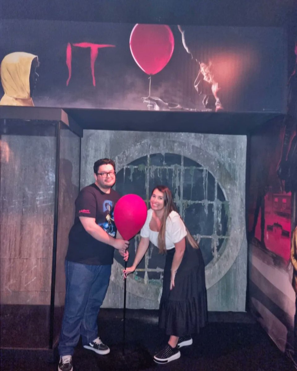 BetoYork's tweet photo. Passamos pelo hotel Overlook, visitamos a Regan, enfrentamos os esgotos de Derry, demos uma passadinha no museu do oculto de Ed e Lorraine Warren, enfrentamos Annabelle e tivemos que correr de Valak.
A gente é corajoso demais! #ParqueDoTerror #Warner https://t.co/OhSLkK9qI2