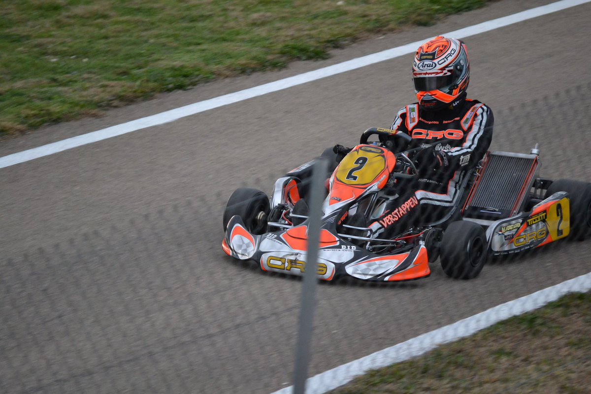 Verstappen, Leclerc y Russell en el podium de Monza....me sigue pareciendo increíble que hace 9 años estuviera viendo a estos chavales con mi padre en <a href="/cizuera/">Circuito Internacional de Zuera</a> el día que conocimos a Michael Schumacher. Un día mágico que ha cobrado todavía más valor con los años 🥲