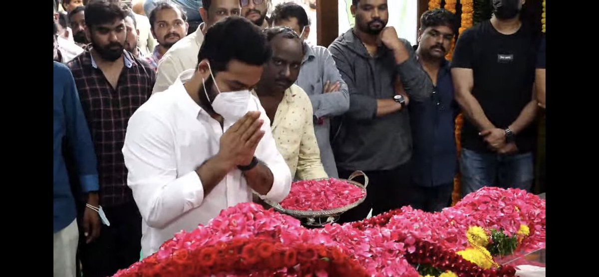 Prabhas_Anwar2's tweet photo. Eppudu evariki sorry chepanu but #AlluArjun and #NTR fans ke sorry 💔 

Love you darlings 💙💜 https://t.co/xmXjMpnitn
