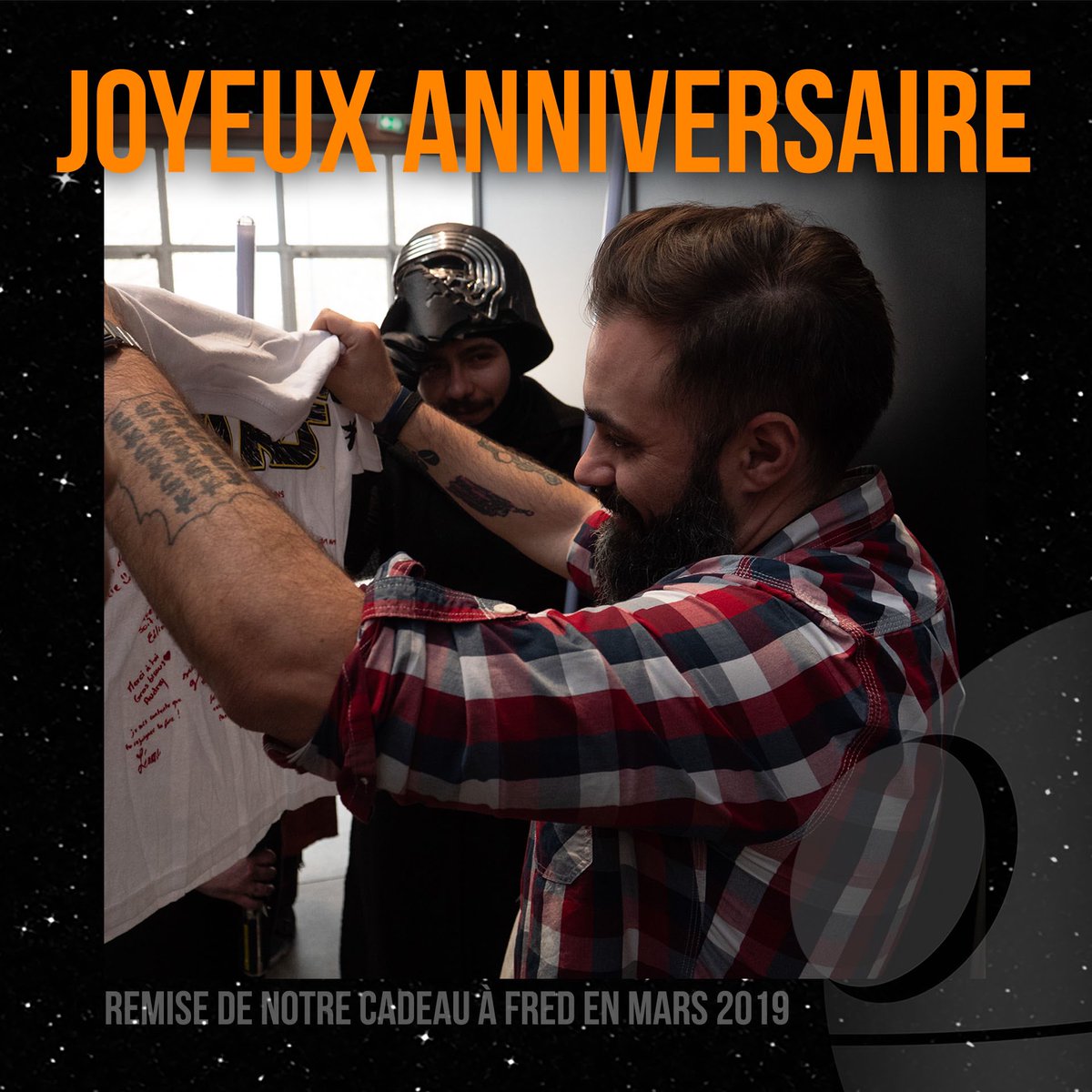 Nous souhaitons un anniversaire of the dead à notre membre d’honneur <a href="/FredZolf/">Sparadrap</a> ! 🎉🎂
Souvenir d’un t-shirt dédicacé par nos membres pour le remercier pour son soutient ! 🥰
