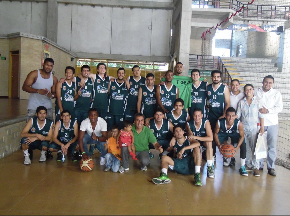 COACH_RAGUILA's tweet photo. Grato recuerdo de un equipo que marcó una era en el baloncesto antioqueño! @coach_raguila @tecdeantioquia  #Coach #Baloncesto #TdeA #Basketball #TdeABballBrotherhood #TdeABballNewGeneration #Baller #Ballers #Ballislife #Raguila #JUNAscun #Ascun #AcietDeportes #Aciet  #venaltdea https://t.co/Atqhjcbk6F