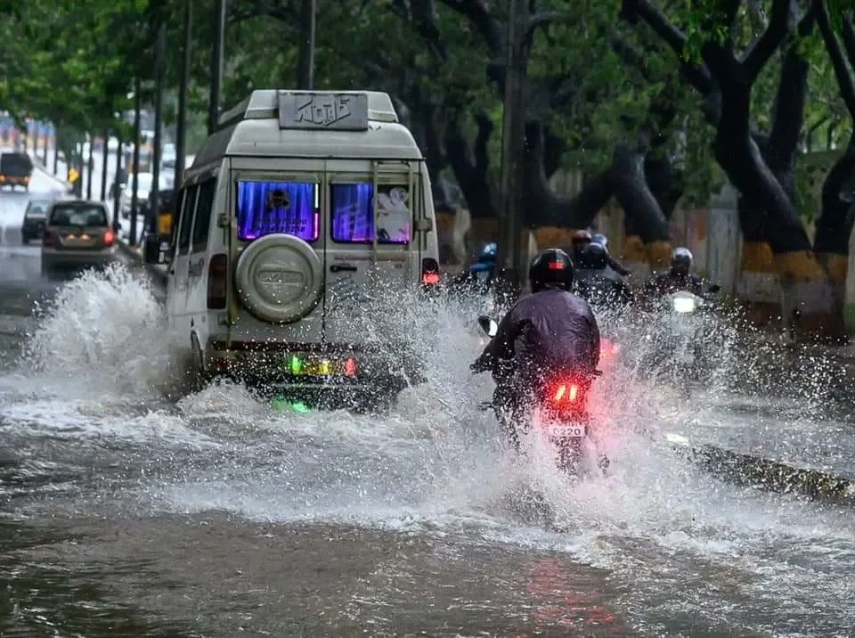 sandeep3012's tweet photo. Vizag rains
#rain #weather #visakhapatnam #vizag #andhrapradesh #cityofdestiny #photography #nikonphotography #sandeeppantulaphotography https://t.co/EuVZPYFqrn