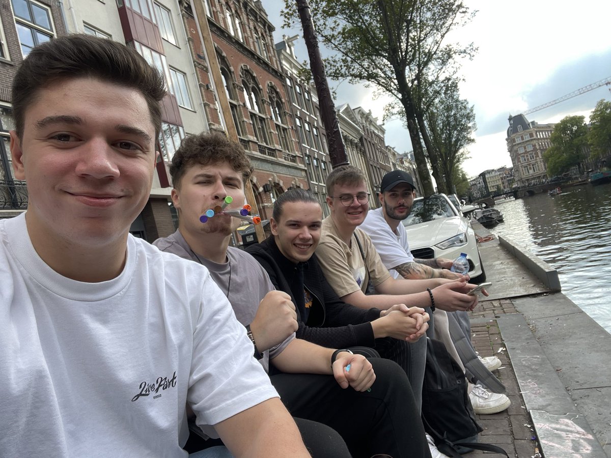 Majaal_SSB's tweet photo. 5 € an den, der errät wer von diesen jungen Männern NICHT high ist https://t.co/CDZYHWrPkz