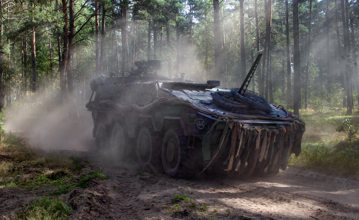 mnbg_lithuania's tweet photo. At #eFP BG 🇱🇹, we train not only to fight in open terrain, but also in densely wooded areas. The 🇳🇱 motorized #infantry then moves dismounted, always supported by their armored fighting vehicles Boxer.
#StrongerTogether #WeAreNato https://t.co/QgUaExJE4E