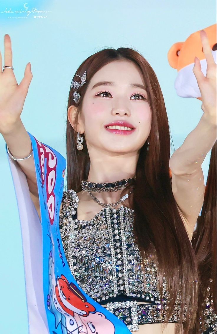 Wony pun berjalan sambil memegang banner dari maskot acara, dengan senyum bahagia dia melambaikan tangan kearah para Wonderer yang masih setiap menunggu sampai akhir.

#DREAMFEST2022