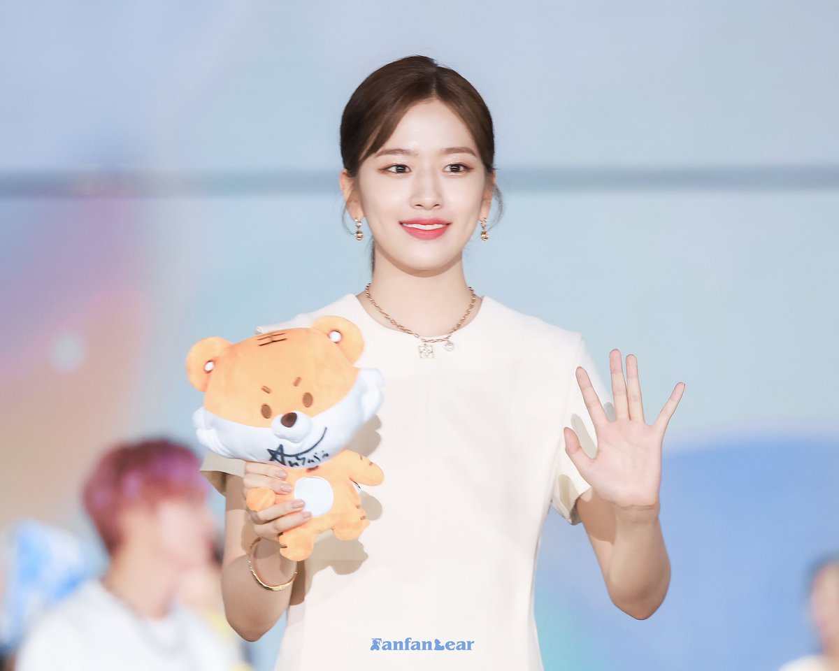 안유진 tweet media