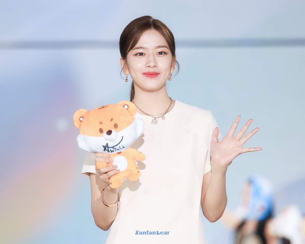 Yujin berjalan ke arah panggung sembari melambai-lambaikan tangannya kepada para Wonderer yang masih setia mengikuti hingga akhir acara Dream Festival 2022. Membawa boneka macan di tangan kanannya, ia tersenyum manis melihat ramainya kerumunan yang masih antusias.

#DREAMFEST22