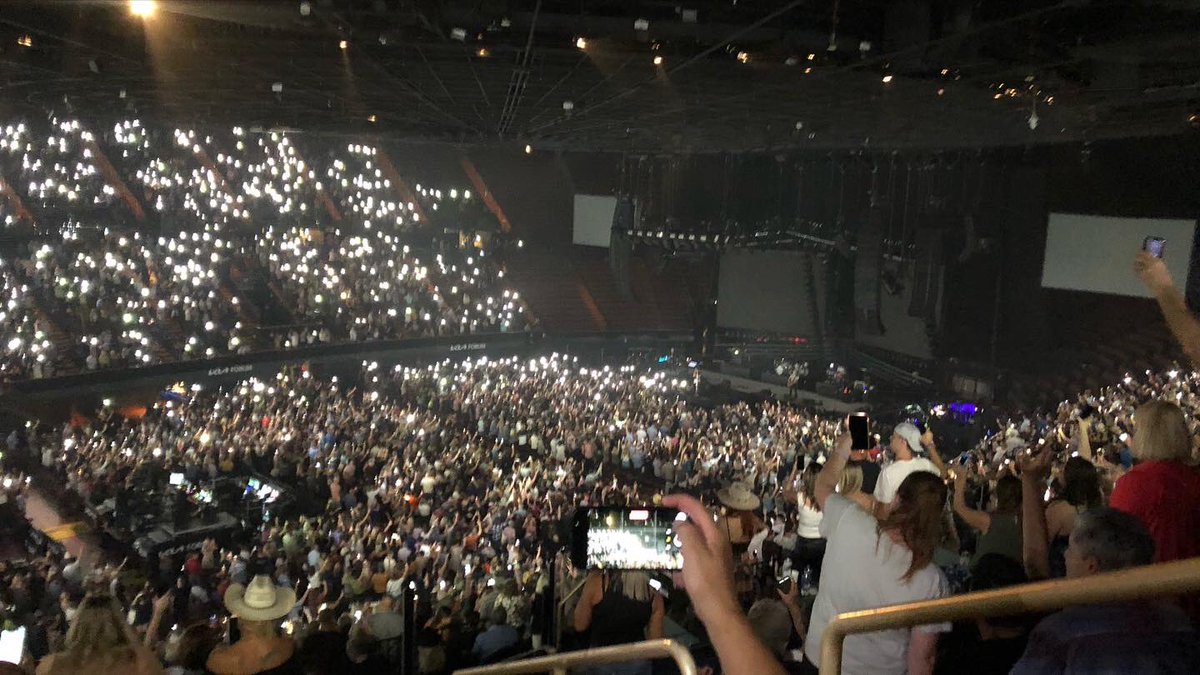 Just_Ask_Paul's tweet photo. One of the better rock concerts Iโve been too! Great show last night with Keith Urban at the KIA Forum in LA. with openers Tyler Hubbard (FGL) & Ingrid Andress! Donโt miss this show! #thankyouvettix #freetix #keithurban #floridageorgialine #fgl #blueaintyourcolor #ingridandress https://t.co/aNjxpqq4cX