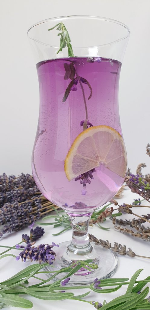 #KitchenStuff is a drink today.
Lavender lemonade~ 💜
Selfmade lavender sirup, with a drizzle of lemon & a drop of food coloring to please my aesthetic. 😌
(Born from the need of wanting to use my dried lavender for photos. 😀✨)