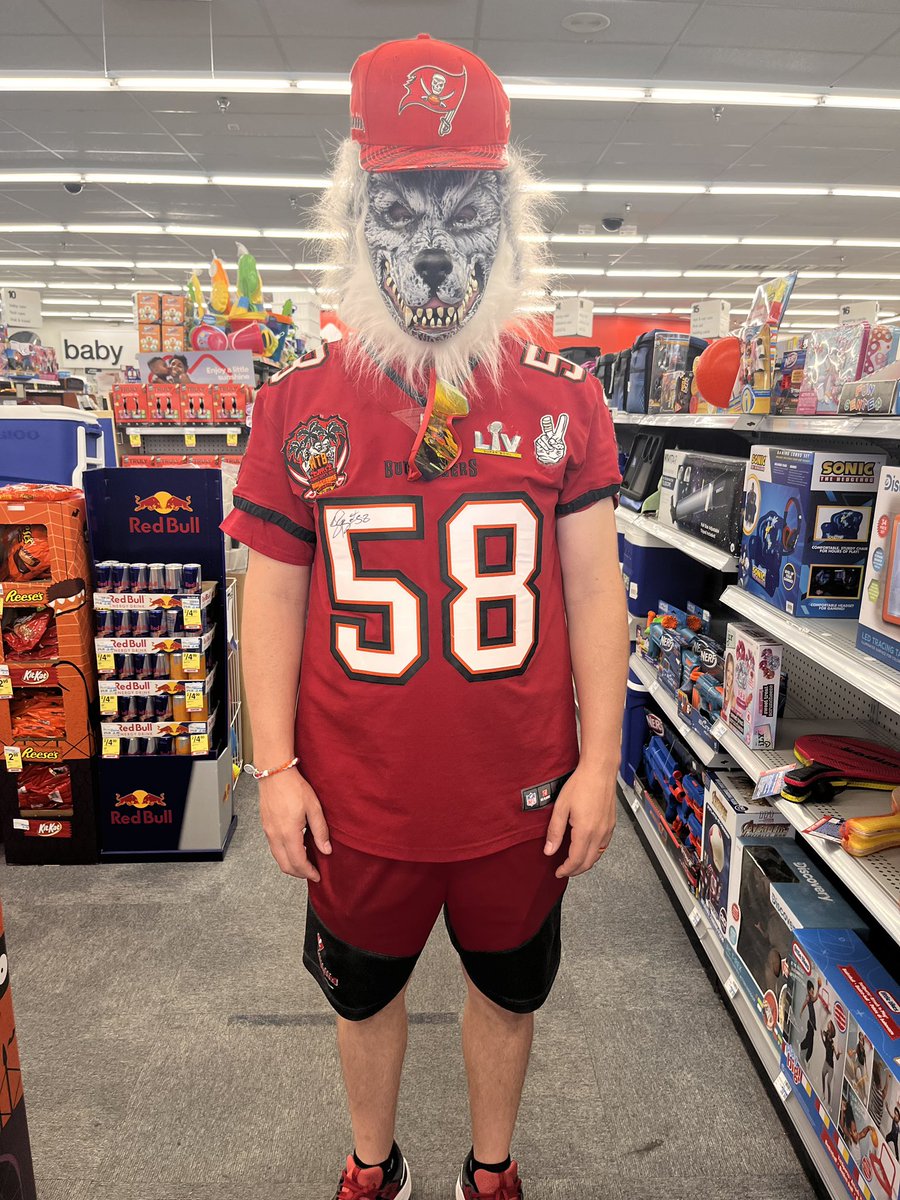 GetGrishd's tweet photo. It’s about to get scary in Dallas tonight with Hicks next to Vea and our boy Mooch firing off one EDGE & JTS on the other. Those @Buccaneers are bringing home a Dub! #GoBucs #MoochieMob @ShaquilBarrett let’s get it broadie! 🔥💣🏴☠️ https://t.co/mrZW5mied6